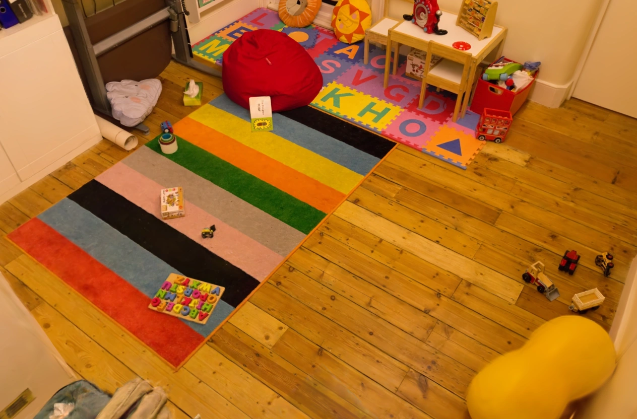 Playroom 中的彩色地毯、玩具与木地板的 MakeWorlds 渲染